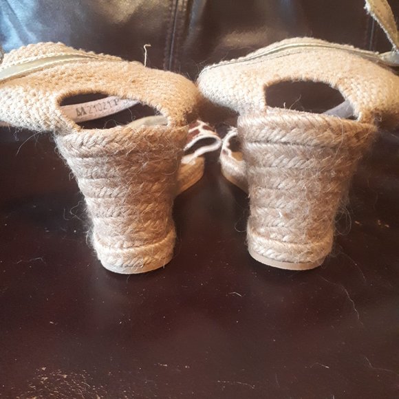 Leopard spotted Woman's shoes with ankle strap. - Picture 2 of 3